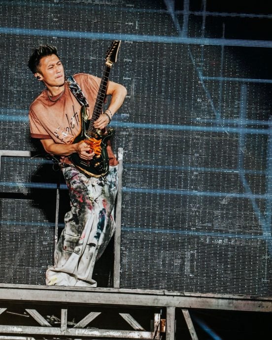 视频 | 谢霆锋重庆开唱遭雷射光命中头部！ 两度闪避画面曝光