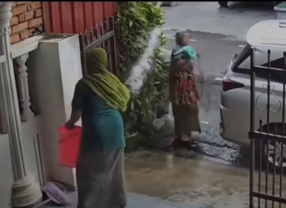 视频|“吹风姨”大战“水瓢姨” 邻里冲突变街头功夫片全网笑翻