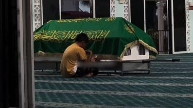 视频|“我陪你,直到最后一程” 男孩守棺送别爷爷惹哭网民