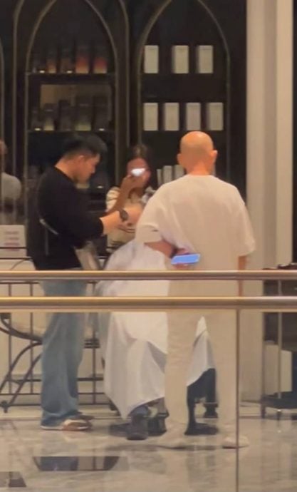 视频|不受TRX商场停电影响 理发师搬店外继续理发