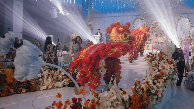 视频|中华舞狮遇上马来鼓乐 马来新人办跨文化婚礼引关注