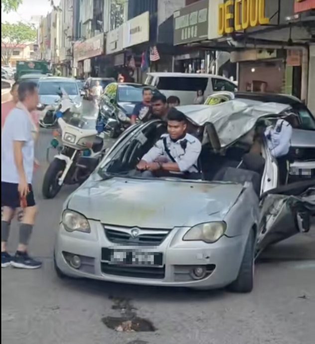 视频|交警大哥浪漫执勤 “车叠车”秒变敞篷体验