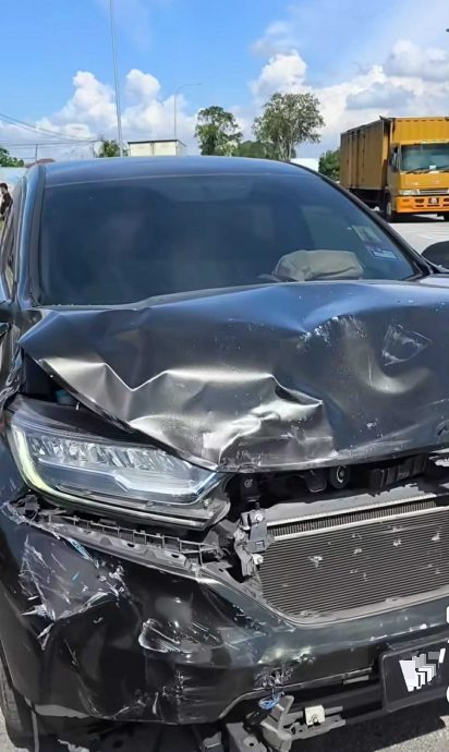 视频|休旅车消拯局前肇祸! 连撞2车路边摊幸无人伤