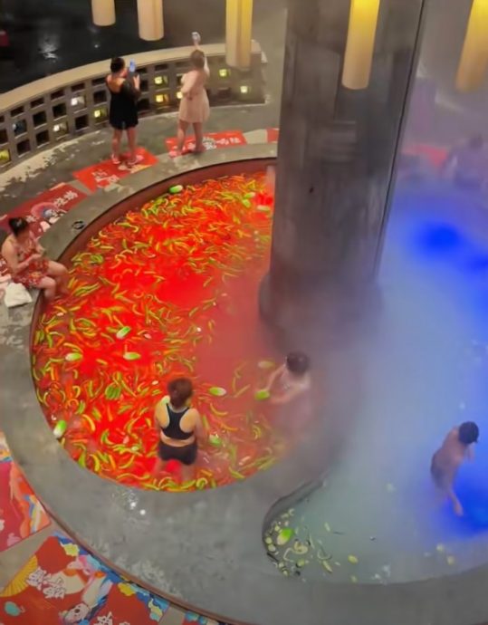 视频|哈尔滨澡堂真人版鸳鸯锅？ 游客：感觉自己是火锅料！
