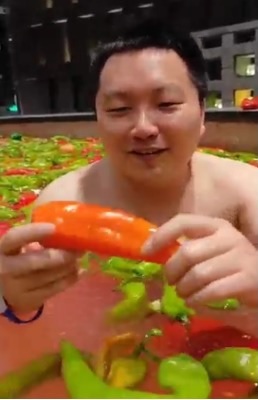 视频|哈尔滨澡堂真人版鸳鸯锅？ 游客：感觉自己是火锅料！