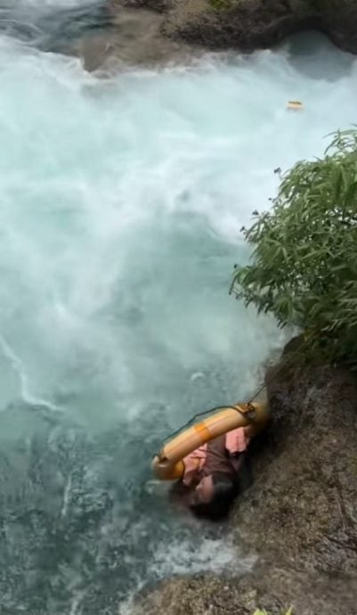 视频|大妈景区拍照跌入水中 安全人员抛救生圈救回