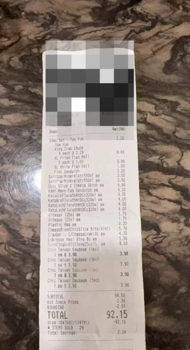 视频|女子称赌场输光求帮买食物 男子好心带去便利店：连卫生棉也买