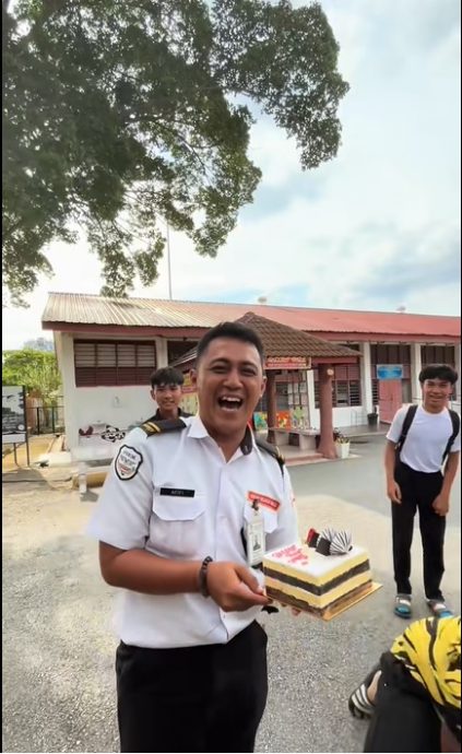 视频|帅气保安离职了 师生不舍温馨送别