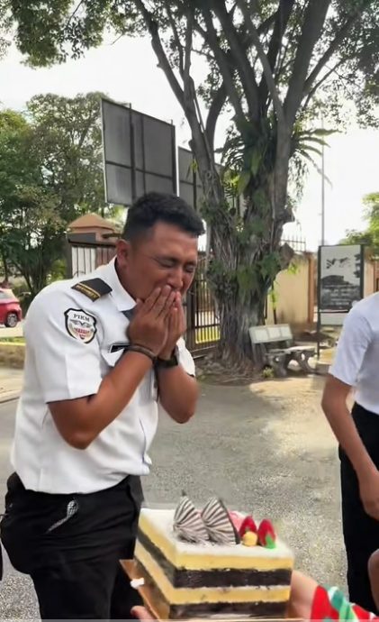 视频|帅气保安离职了 师生不舍温馨送别