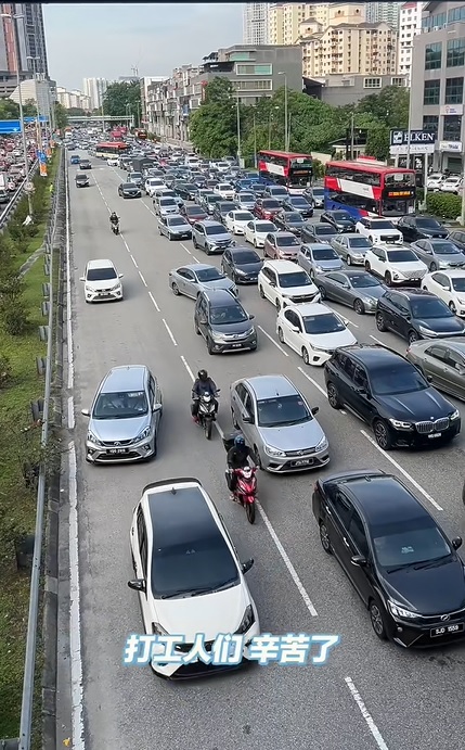 视频|旧巴生路疑修路酿大塞车 OL塞逾小时要求居家办公