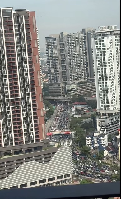 视频|旧巴生路疑修路酿大塞车 OL塞逾小时要求居家办公