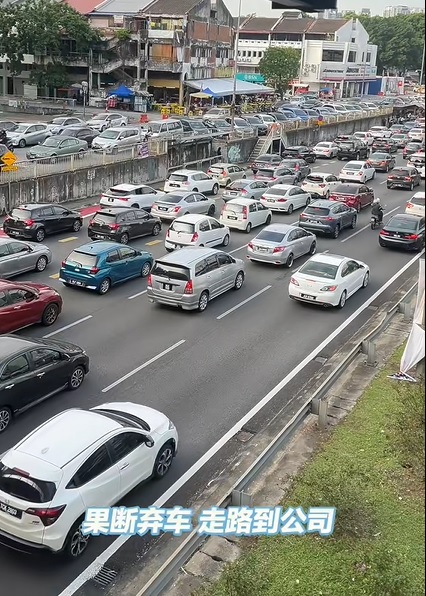 视频|旧巴生路疑修路酿大塞车 OL塞逾小时要求居家办公