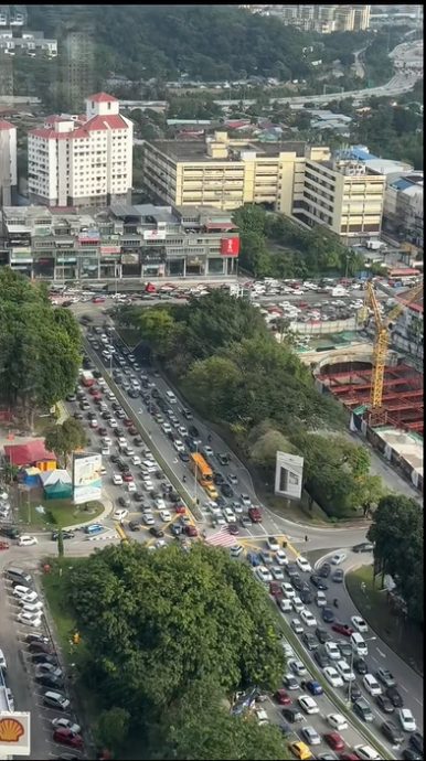 视频|旧巴生路疑修路酿大塞车 OL塞逾小时要求居家办公