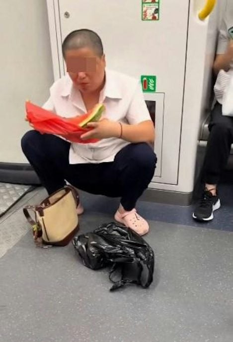 视频|港铁大叔蹲地啃西瓜 网嘲:下次会不会吃火炉?