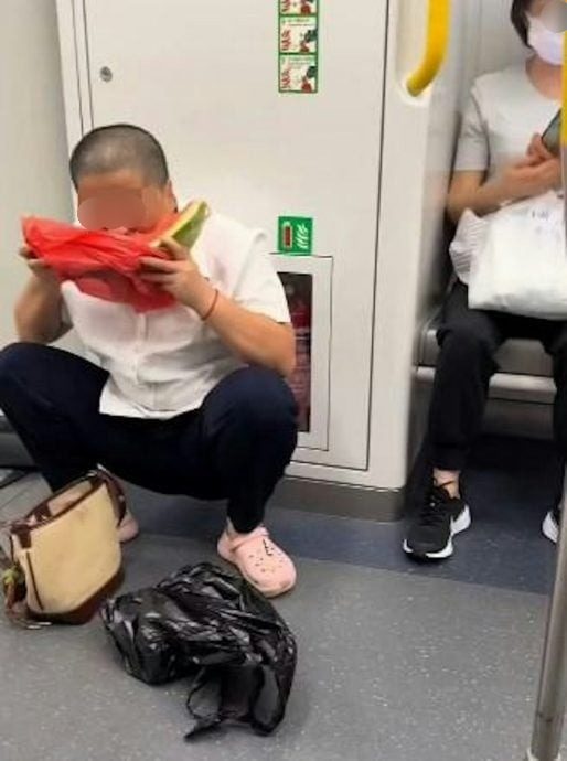 视频|港铁大叔蹲地啃西瓜 网嘲:下次会不会吃火炉?