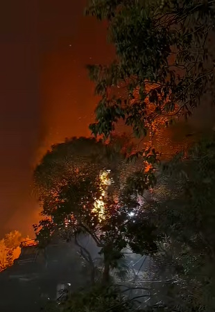 视频|湖南无人机烟花表演 现场火星掉落引发林火