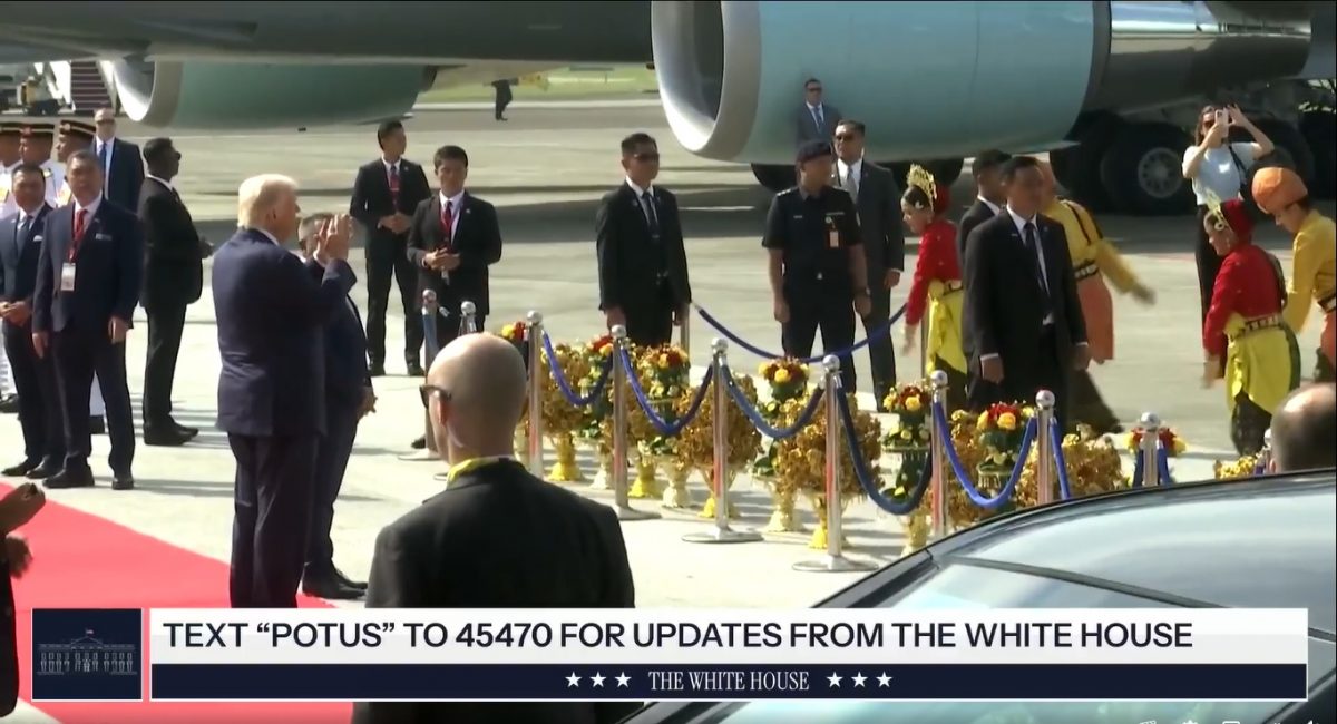 视频|特朗普结束访马启程赴日 登机前鼓掌致意未再起舞