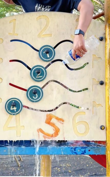 视频|用自家品牌刷子清洁游乐场 女子创意宣传获赞有意义!