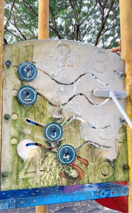 视频|用自家品牌刷子清洁游乐场 女子创意宣传获赞有意义!