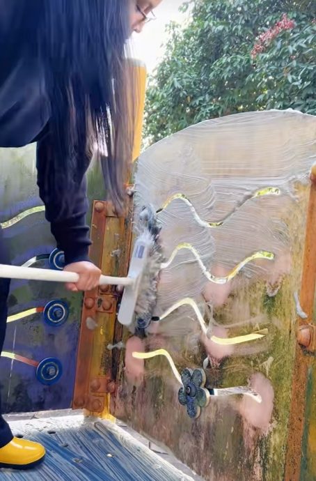 视频|用自家品牌刷子清洁游乐场 女子创意宣传获赞有意义!