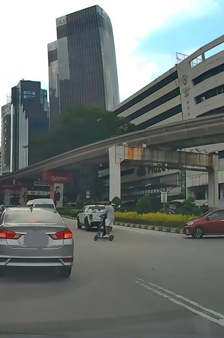 视频|男女首都共骑电动滑板车 违法上路穿梭车龙挨轰