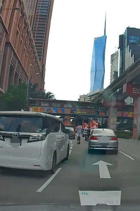 视频|男女首都共骑电动滑板车 违法上路穿梭车龙挨轰