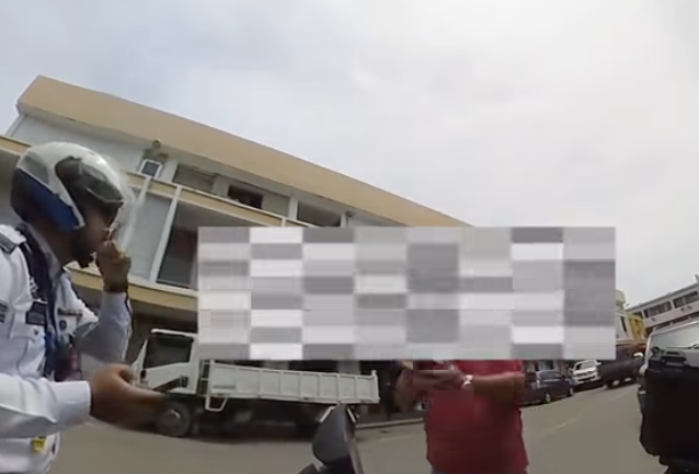 视频|男子未打灯不系安全带遭截查 怒怼交警反被“闭嘴”回击！