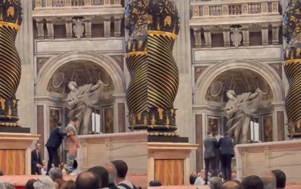 视频/男游客闯“梵蒂冈圣坛”当众脱裤小便 数百信徒目睹夸张画面