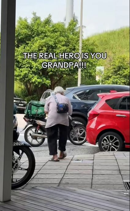 视频|老当益壮!七旬老人送餐不言倦 网民感动声声佩服