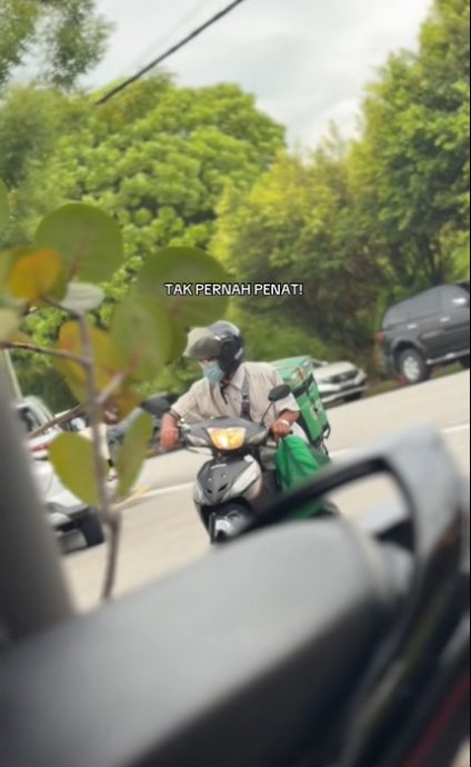 视频|老当益壮!七旬老人送餐不言倦 网民感动声声佩服