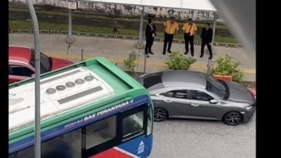 视频 | 蕉赖十一哩捷运站乱象！违规停车堵死转角 害巴士被卡