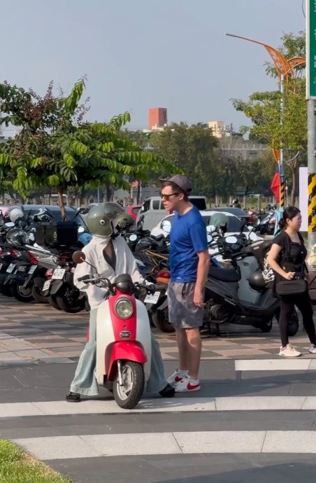 视频|走斑马线遭女骑士擦撞 老外流利中文怒斥 “I’m sorry不够好!”