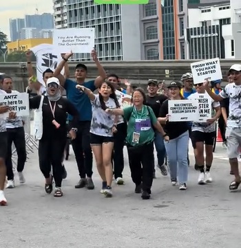 视频|跑最后仍坚持到底 志工举牌一路为她打气