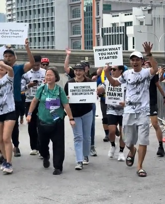 视频|跑最后仍坚持到底 志工举牌一路为她打气