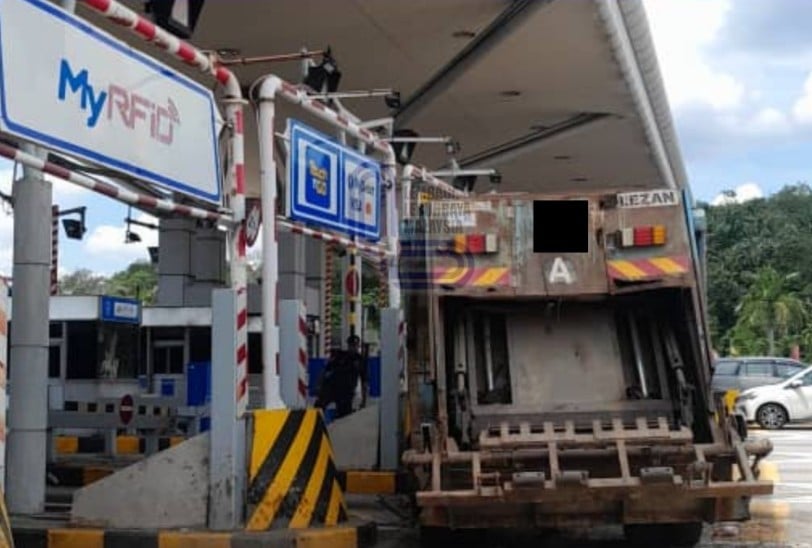 +请签发-大都会/垃圾车失控冲撞收费站：KDEB会负全责，并全面配合调查