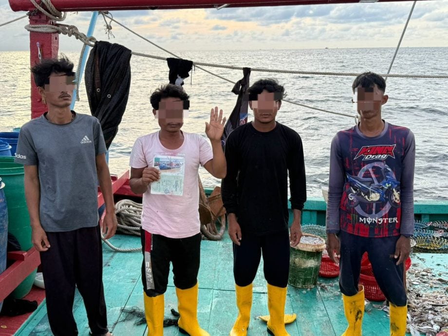 渔船网眼违规雇非法外劳捕鱼遭扣查