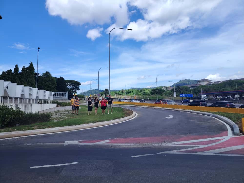 请签发-大都会/甲洞家乐湾（Kiara Bay）牌匾处完成U转设计正式通行  公寓居民感谢前隆市政局咨询理事成员梁爱君协助 