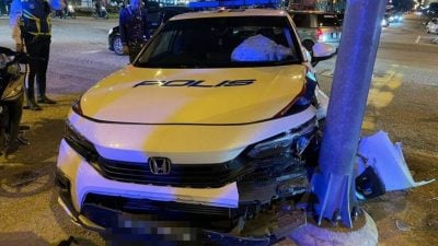 警车鸣笛赴出勤地点 摩托闪避不及骑士伤