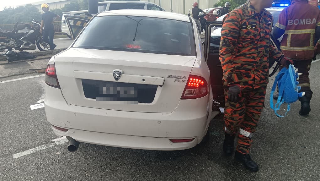 请签发/大都会/沙亚南轿车失控撞灯柱，一家五口夫死妻3女儿重伤