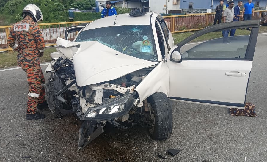 请签发/大都会/沙亚南轿车失控撞灯柱，一家五口夫死妻3女儿重伤