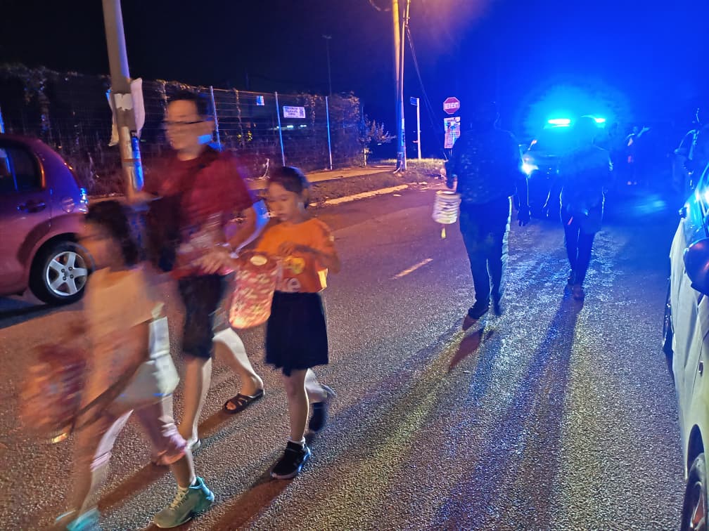 请签发;建议做后面版头,也可押-大都会/千人响应圣淘沙中秋园游会/9图