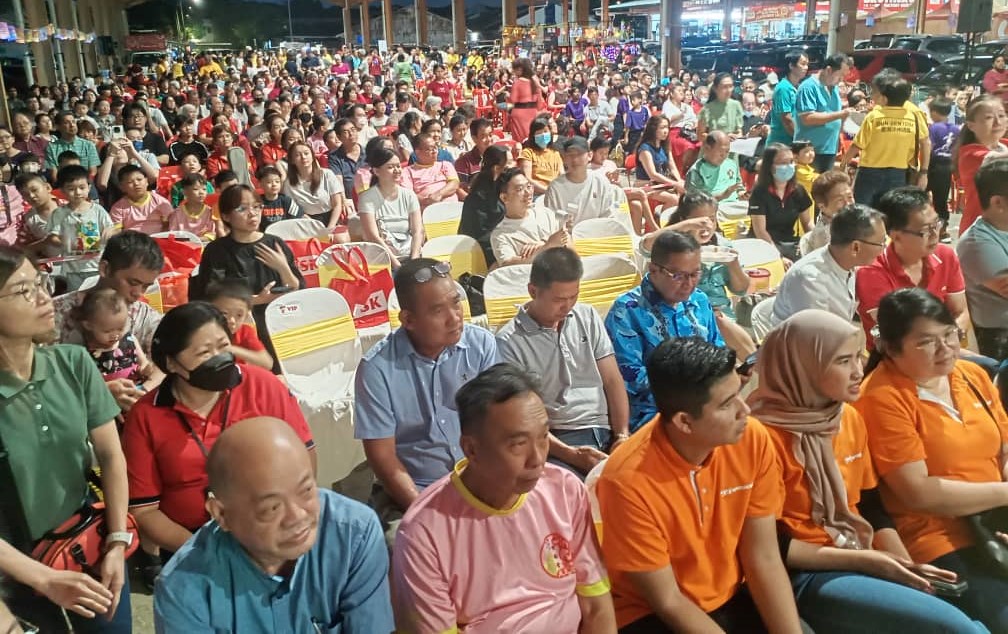 请签发;建议做后面版头,也可押-大都会/千人响应圣淘沙中秋园游会/9图