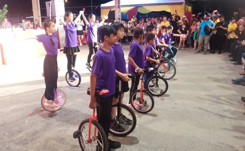 请签发;建议做后面版头,也可押-大都会/千人响应圣淘沙中秋园游会/9图