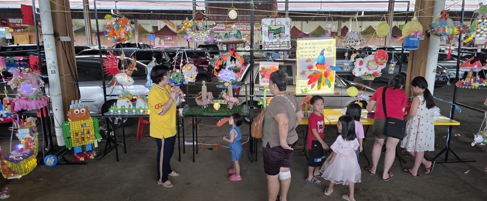 请签发;建议做后面版头,也可押-大都会/千人响应圣淘沙中秋园游会/9图