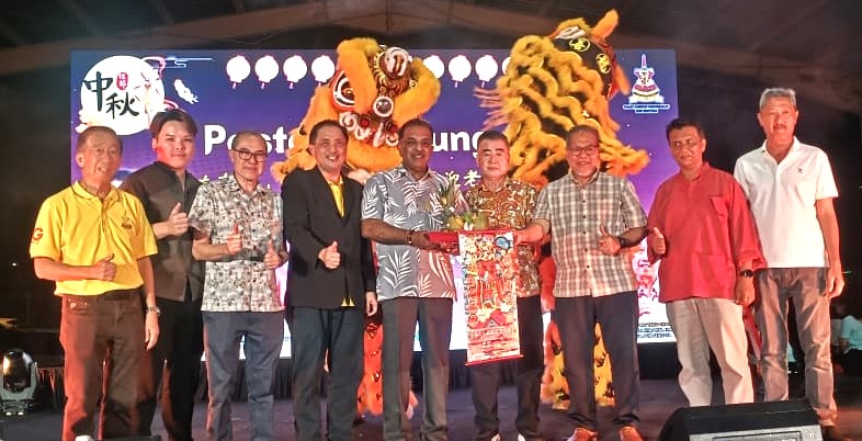 请签发;建议做后面版头,也可押-大都会/千人响应圣淘沙中秋园游会/9图