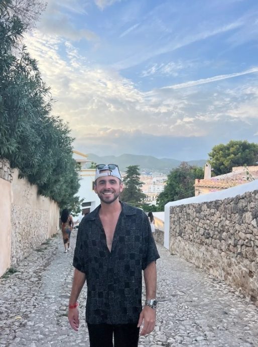 豪砸7.4万植发惨变“蛋头人”?男子术后肿胀照引热议