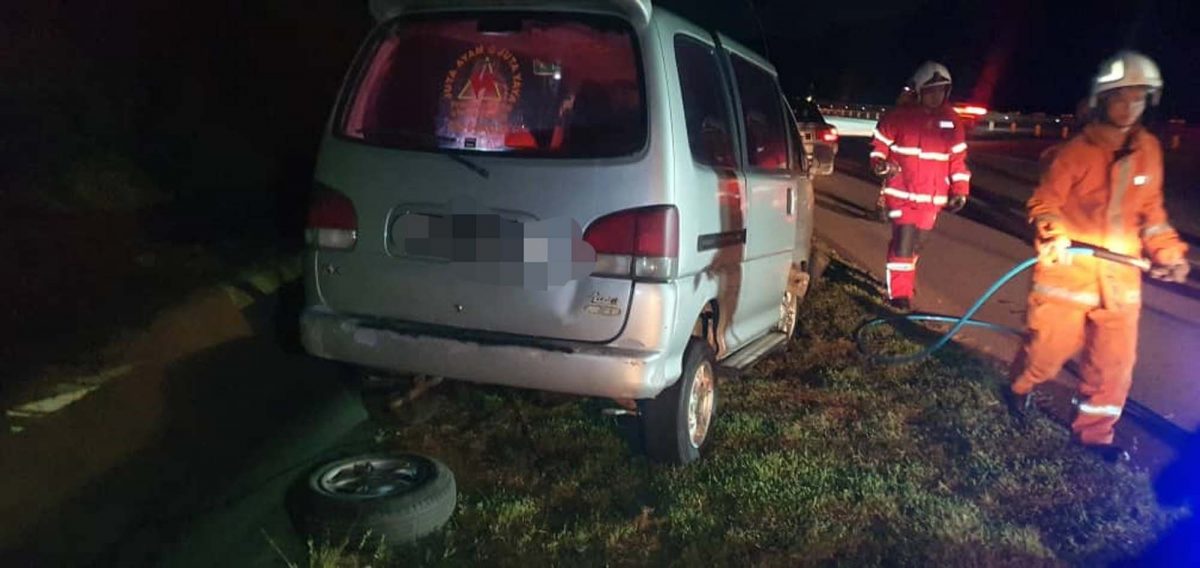 货车疑失控撞路堤 司机夹毙车座