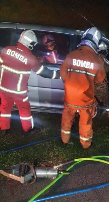 货车疑失控撞路堤 司机夹毙车座