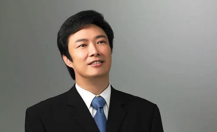 费玉清引退5年断腿跟粉丝借钱开刀?7旬歌迷被骗逾百万