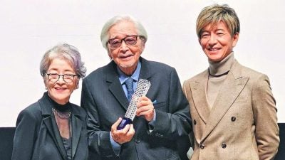 东京影展| 贺山田洋次获颁成就奖 木村拓哉献花尽现暖男本色